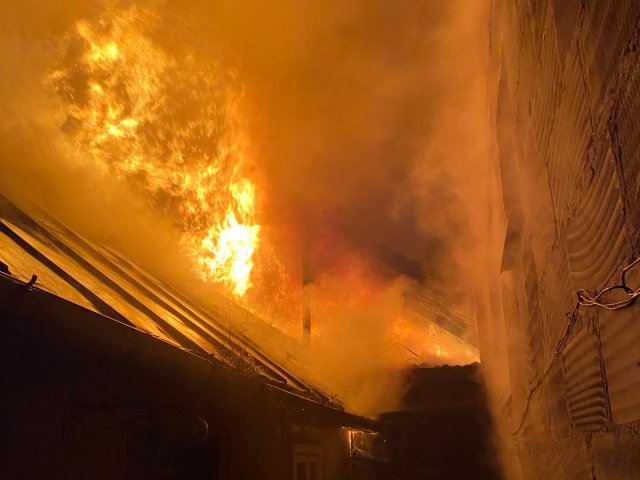 Pożar dwóch domów drewnianych – mieszkalnego i niezamieszkałego w Przasnyszu